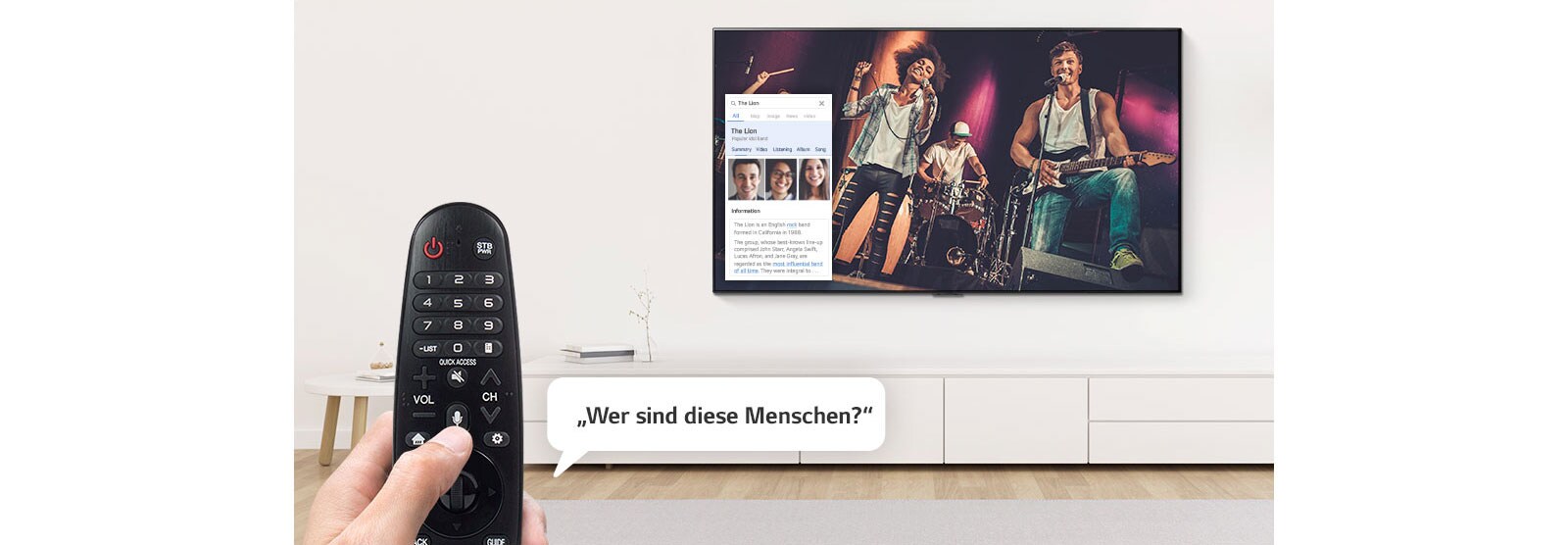 Nahaufnahme einer Hand, die den Fernseher mit einer Fernbedienung steuert, um zu erfahren, wer die im Fernsehen singenden Menschen sind.