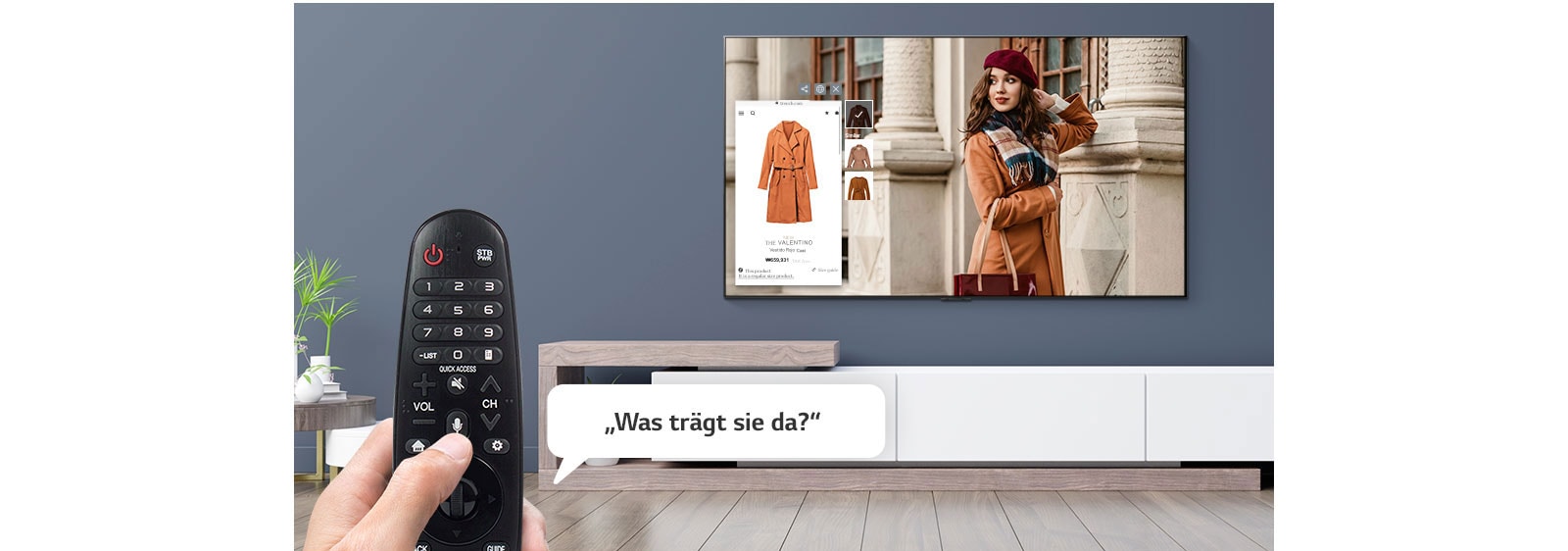 Nahaufnahme einer Hand, die den Fernseher mit einer Fernbedienung steuert, um zu erfahren, was die im Fernsehen gezeigte Frau trägt.