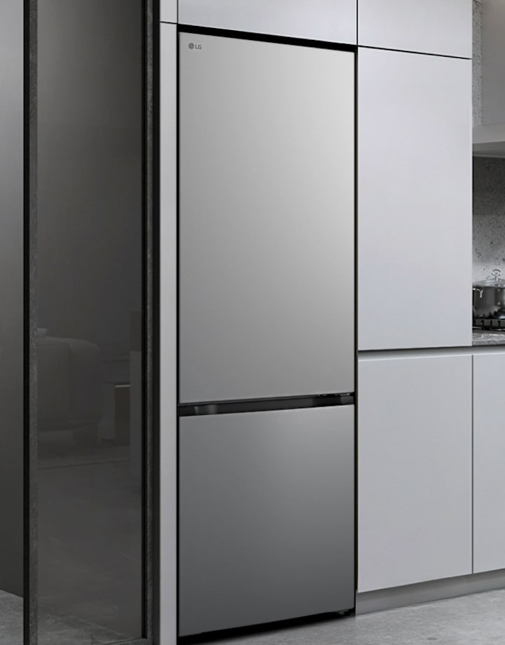 LG Kühl-/Gefrierschrank, matt schwarz(GBBW726AEV) eingebaut in graue Küchenschränke mit Weinspeicher links und Sortiment mit Utensilien rechts