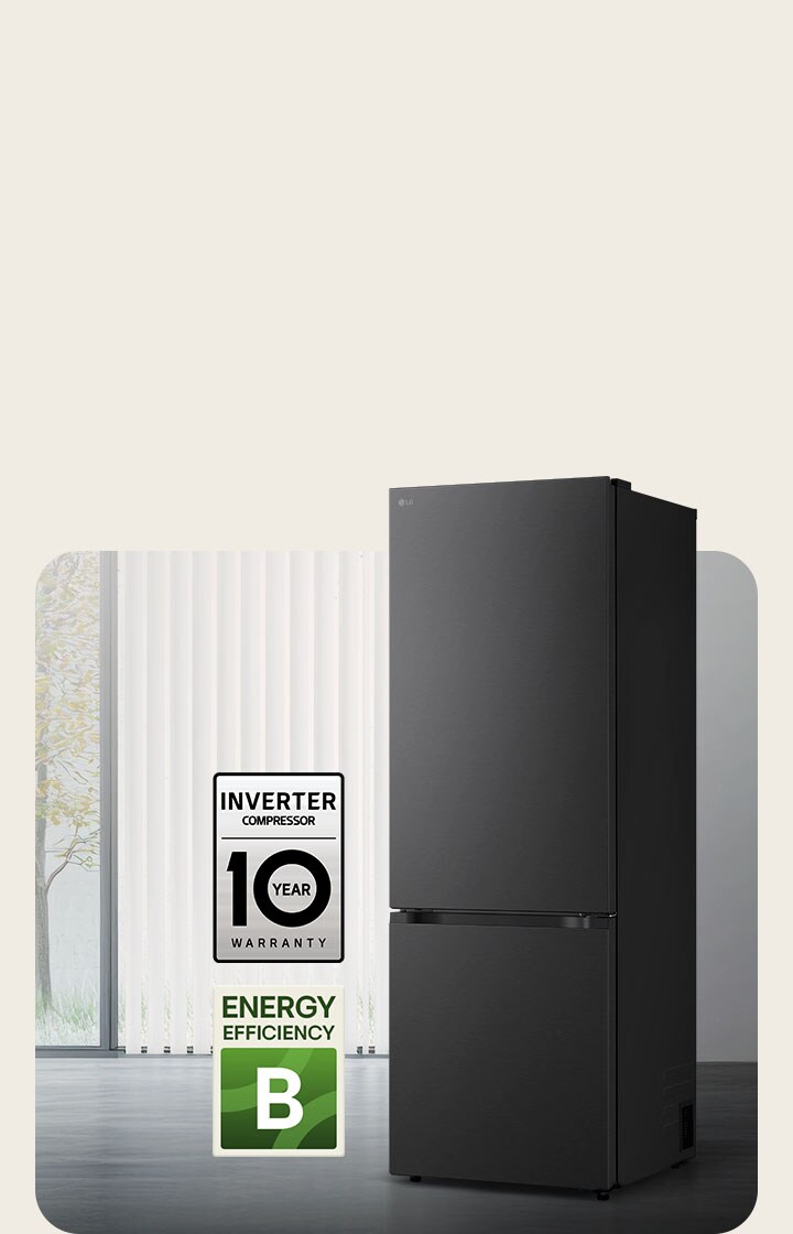 LG Unterer Gefrierschrank (GBBW726AEV) matt schwarz, Vorderansicht in hellem Raum mit vertikalen Jalousien, mit 10-jähriger Kompressorgarantie und Energieeffizienz-A-Symbolen unten