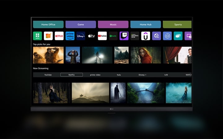 Der webOS 23-Startbildschirm mit den Kategorien „Home Office“, „Spiele“, „Musik“, „Home Hub“ und „Sport“. Unten auf dem Bildschirm werden unter „Top-Tipps für Sie“ und „Aktuelle Streamings“ personalisierte Empfehlungen angezeigt.