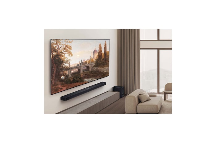 Gesamtansicht eines hochwertigen Wohnzimmers in gedeckten Erdtönen. An der Wand hängt ein LG OLED AI B5 4K Smart TV mit einem Kunstwerk auf dem Bildschirm. Darunter ist eine LG Soundbar montiert. 