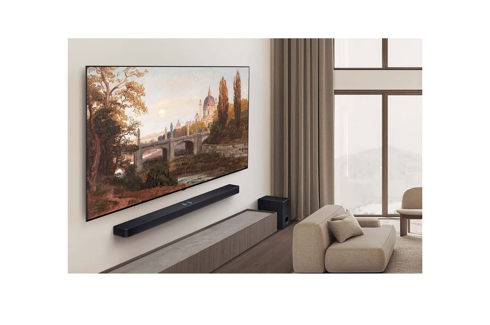 Großansicht eines hochwertigen Wohnzimmers in gedeckten Erdtönen. An der Wand hängt ein LG OLED AI B5 4K Smart TV mit einem Kunstwerk auf dem Bildschirm. Darunter ist eine LG Soundbar montiert. 