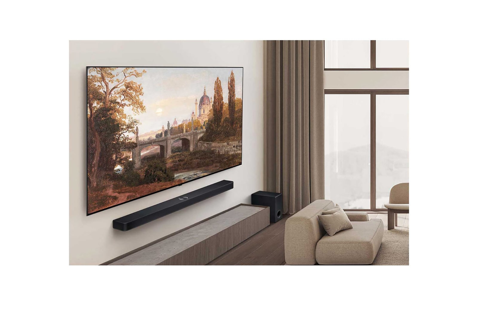Großansicht eines hochwertigen Wohnzimmers in gedeckten Erdtönen. An der Wand hängt ein LG OLED AI B5 4K Smart TV mit einem Kunstwerk auf dem Bildschirm. Darunter ist eine LG Soundbar montiert. 