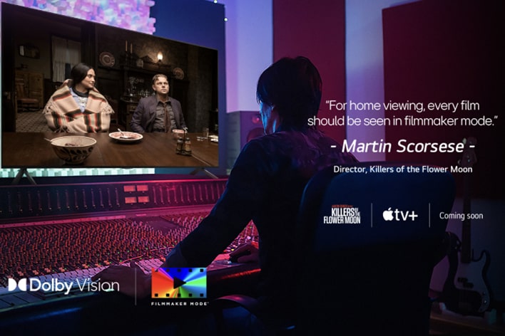 Ein Regisseur vor einem Bedienfeld, das den Film „Killers of the Flower Moon“ auf einem LG OLED TV bearbeitet. Ein Zitat von Martin Scorsese: „Zu Hause sollte jeder Film im Filmemachermodus angesehen werden“, überlagert das Bild mit dem Logo von „Killers of the Flower Moon“, dem Logo von Apple TV+ und einem „Demnächst im Kino“-Logo. Unten links das Dolby Vision-Logo und das FILMMAKER MODE™-Logo. 