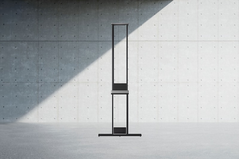 Leicht schräggestellte, nach links gerichtete Seitenansicht des LG SIGNATURE OLED T-Bildschirms, der einen Mond über einer Küste auf einem transparenten Bildschirm zeigt. Zero Connect Box mit 4K 120Hz kabelloser Video- und Audioübertragung, die an den Fernseher angeschlossen ist, der auf einem angeschlossenen modularen Regal steht, und einem Wi-Fi-Signal, das aus der Box kommt.