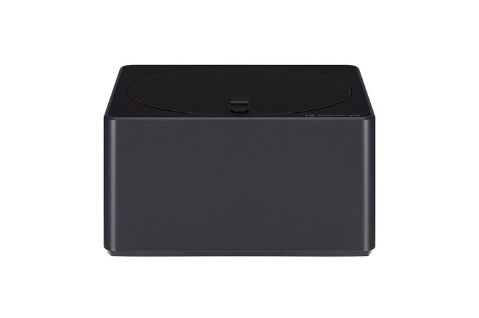 LG SIGNATURE OLED T zeigt einen grünen Baum, der mit Schnee bedeckt ist.