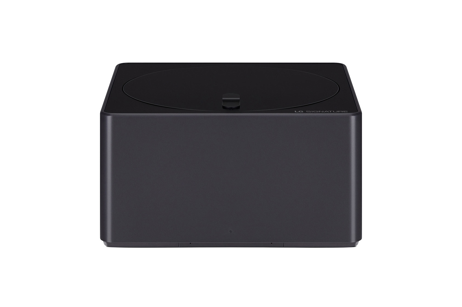 LG SIGNATURE OLED T zeigt einen grünen Baum, der mit Schnee bedeckt ist.