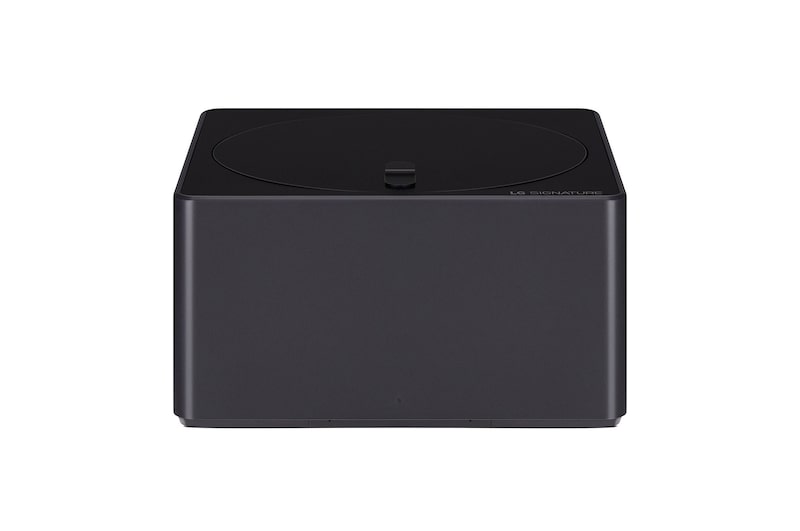 LG SIGNATURE OLED T zeigt einen grünen Baum, der mit Schnee bedeckt ist.