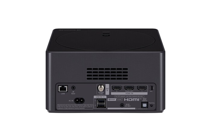 Der LG Signature OLED T steht in der Mitte eines modernen Wohnzimmers und stellt eine Tänzerin dar. Die Zero Connect Box steht auf einem kleinen Tisch neben der Couch.