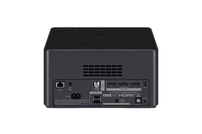 Der LG Signature OLED T steht in der Mitte eines modernen Wohnzimmers und stellt eine Tänzerin dar. Die Zero Connect Box steht auf einem kleinen Tisch neben der Couch.