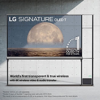 Vorderansicht des LG SIGNATURE OLED T, Emblem für 12 Jahre als weltweite Nummer 1 bei OLED, LG SIGNATURE OLED T-Logo, beide eingebettet über dem Hintergrund, der einen Mond über einer Küste auf einem transparenten Bildschirm zeigt. Zero Connect Box mit 4K 120Hz kabelloser Video- und Audioübertragung, die an den Fernseher angeschlossen ist, der auf einem angeschlossenen modularen Regal steht, und einem Wi-Fi-Signal, das aus der Box kommt.