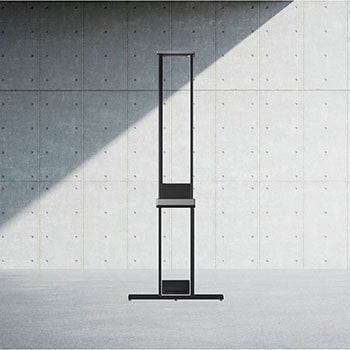 Leicht schräggestellte, nach links gerichtete Seitenansicht des LG SIGNATURE OLED T-Bildschirms, der einen Mond über einer Küste auf einem transparenten Bildschirm zeigt. Zero Connect Box mit 4K 120Hz kabelloser Video- und Audioübertragung, die an den Fernseher angeschlossen ist, der auf einem angeschlossenen modularen Regal steht, und einem Wi-Fi-Signal, das aus der Box kommt.