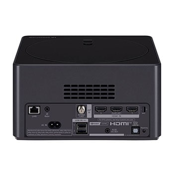 Der LG Signature OLED T steht in der Mitte eines modernen Wohnzimmers und stellt eine Tänzerin dar. Die Zero Connect Box steht auf einem kleinen Tisch neben der Couch.