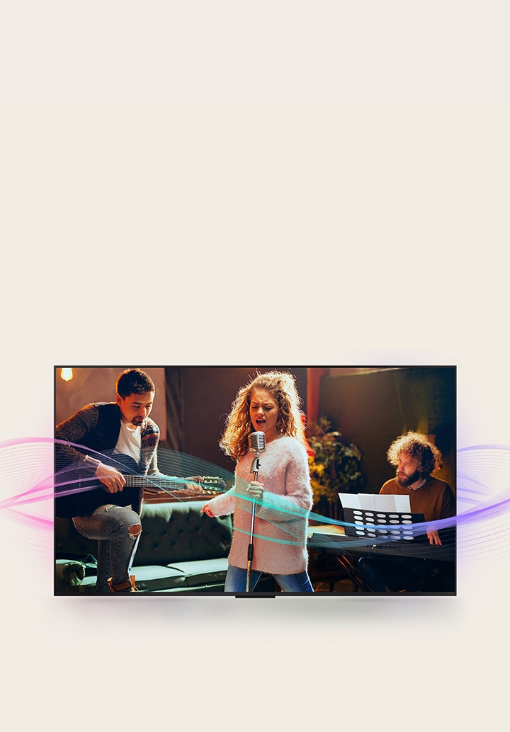 Ein Mann spielt Gitarre, eine Frau singt in ein Mikrofon und ein Mann spielt Klavier. Die von ihnen ausgehenden Schallwellen zeigen die Klangemission und wie die Klangqualität durch AI Clear Sound verbessert wird.