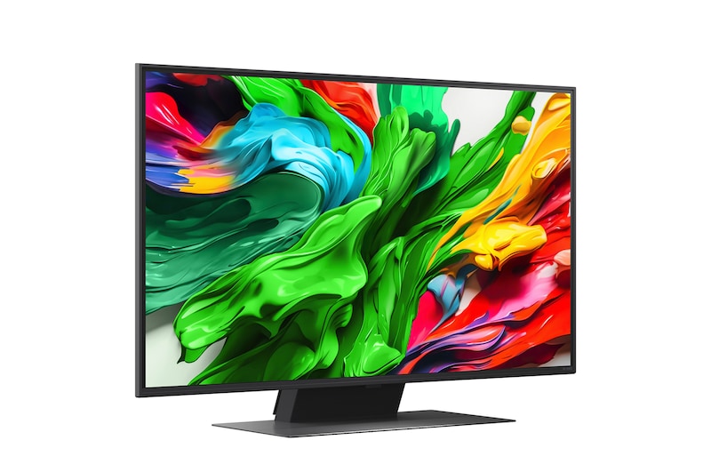 LG TV-Bildschirm mit einer AI Magic Remote im Vordergrund. Die KI-Schaltfläche ist hervorgehoben und eine Sprechblase zeigt den Text „Schlage einen Film vor, der mir gefällt“. Auf dem Bildschirm sehen wir das Benutzersymbol E, das anzeigt, dass AI Voice ID in der Lage war, den Benutzer zu identifizieren und personalisierte Empfehlungen allein auf der Grundlage seiner Stimme zu geben.