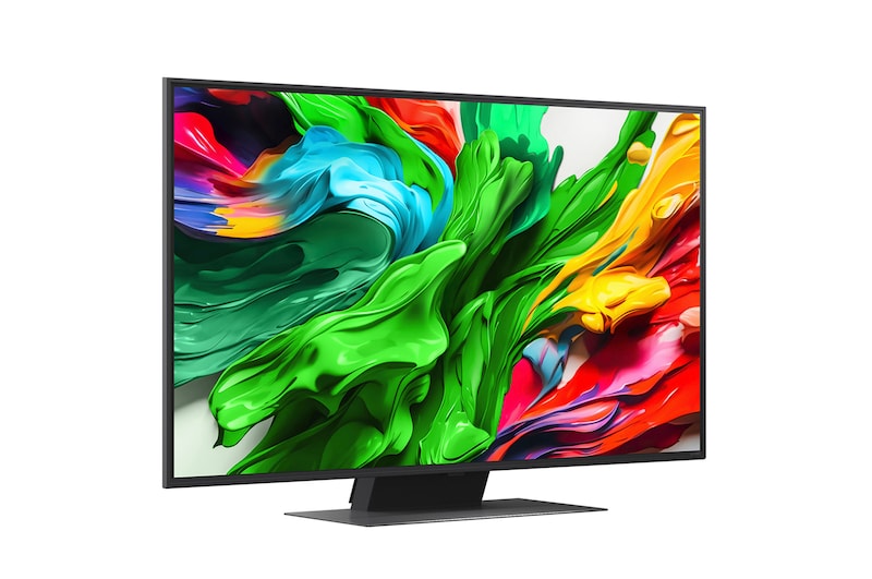 LG TV-Bildschirm mit einer AI Magic Remote im Vordergrund. Die KI-Schaltfläche ist hervorgehoben und eine Sprechblase zeigt den Text „Schlage einen Film vor, der mir gefällt“. Auf dem Bildschirm sehen wir das Benutzersymbol E, das anzeigt, dass AI Voice ID in der Lage war, den Benutzer zu identifizieren und personalisierte Empfehlungen allein auf der Grundlage seiner Stimme zu geben.