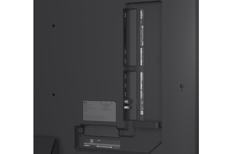 Auf einem LG TV-Bildschirm werden Science-Fiction-Inhalte abgespielt. Auf dem Bildschirm befindet sich die Benutzeroberfläche des AI Chatbots. Der Benutzer hat dem Chatbot mitgeteilt, dass der Bildschirm zu dunkel ist. Der Chatbot bot Lösungen für die Anfrage an. Die gesamte Szene ist in zwei Hälften geteilt. Die eine Seite ist dunkler, die andere Seite heller und zeigt, wie der AI Chatbot das Problem für den Nutzer automatisch gelöst hat. Der Text erklärt, dass der Al Chatbot die Absicht des Benutzers verstehen und Lösungen zur Fehlerbehebung anbieten kann.