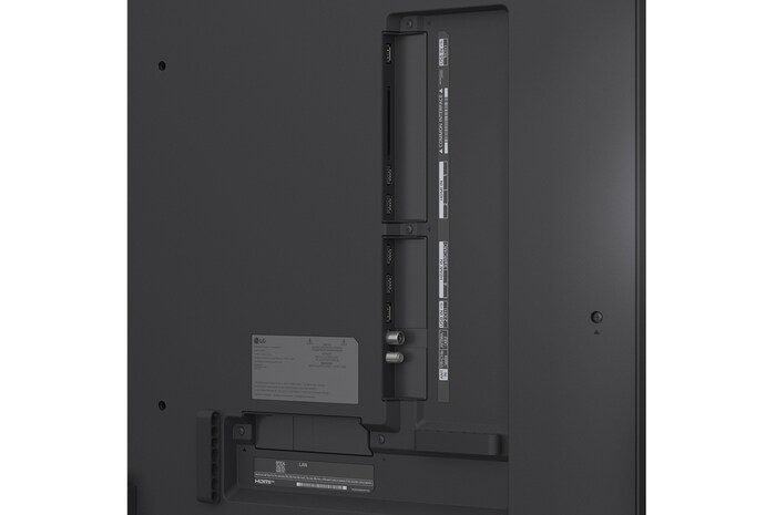 Auf einem LG TV-Bildschirm werden Science-Fiction-Inhalte abgespielt. Auf dem Bildschirm befindet sich die Benutzeroberfläche des AI Chatbots. Der Benutzer hat dem Chatbot mitgeteilt, dass der Bildschirm zu dunkel ist. Der Chatbot bot Lösungen für die Anfrage an. Die gesamte Szene ist in zwei Hälften geteilt. Die eine Seite ist dunkler, die andere Seite heller und zeigt, wie der AI Chatbot das Problem für den Nutzer automatisch gelöst hat. Der Text erklärt, dass der Al Chatbot die Absicht des Benutzers verstehen und Lösungen zur Fehlerbehebung anbieten kann.