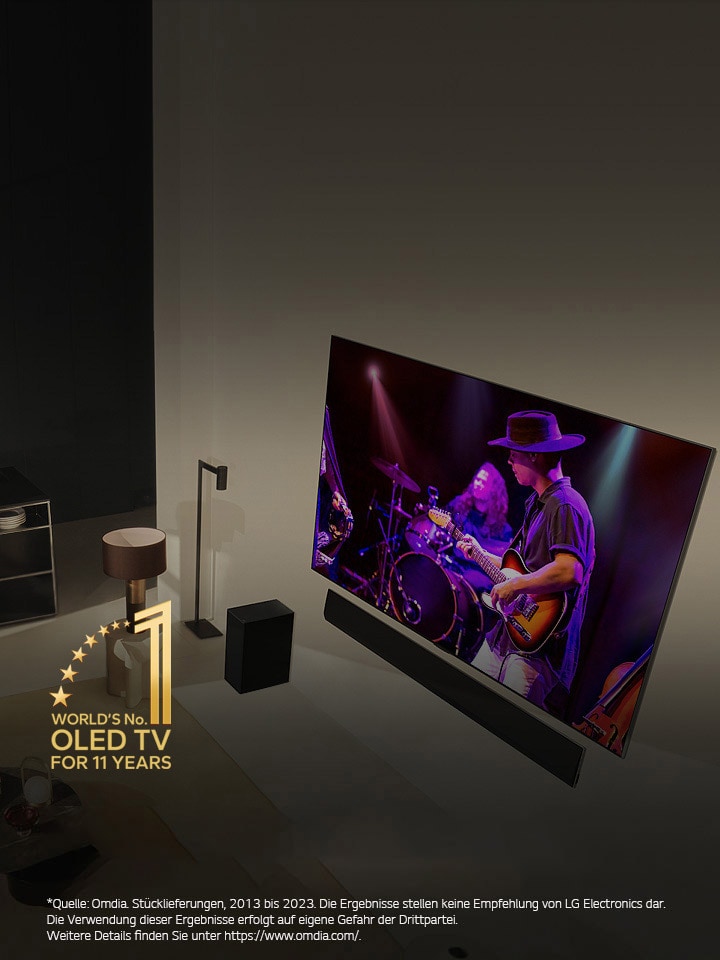 Ein Bild des LG OLED evo G3 an der Wand einer modernen und ausgefallenen Wohnung in New York City mit einer romantischen Nachtszene auf dem Bildschirm.  10 Jahre World's No.1 OLED TV Emblem.