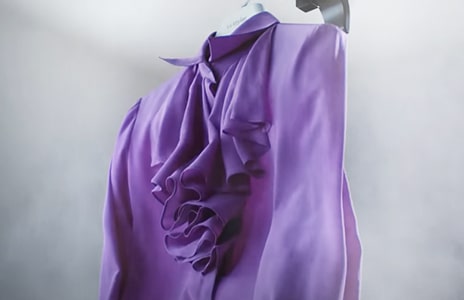 Das Bild zeigt eine violette Bluse und Dampf.