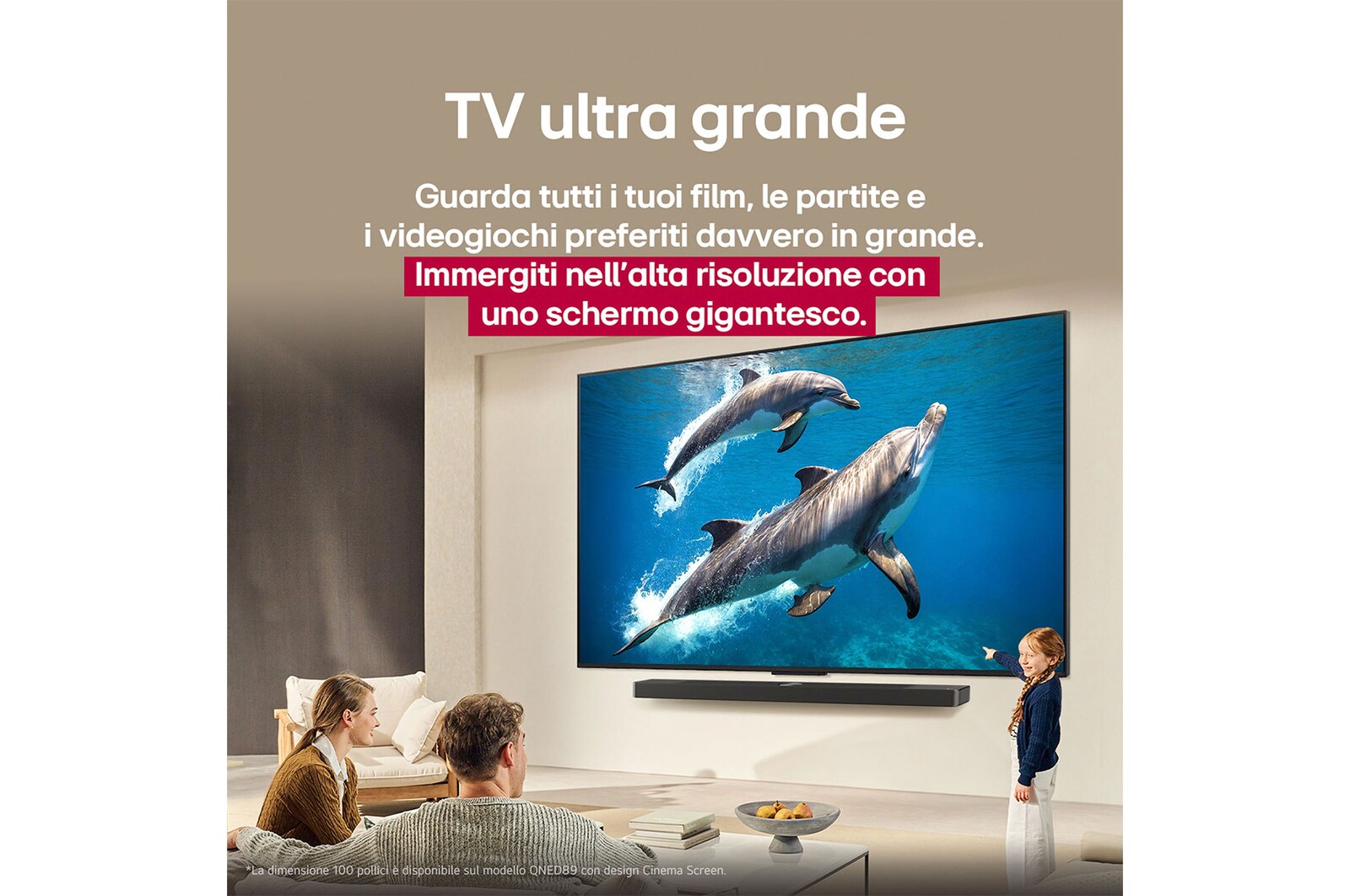 Une fille et un chien sont assis devant une LG QNED TV installée sur un mur représentant trois éléphants marchant vers l’extérieur au-dessus d’une LG Soundbar. Le titre évoque la façon dont chaque scène d’action est plus palpitante sur un très grand écran.