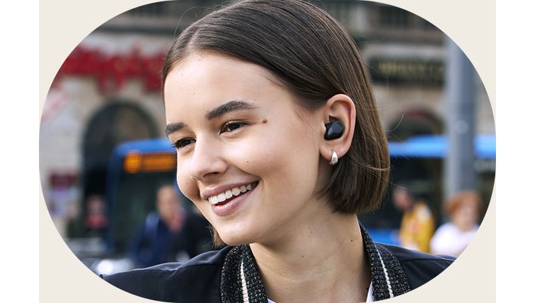 Une femme portant les T90S et utilisant le mode d'écoute.