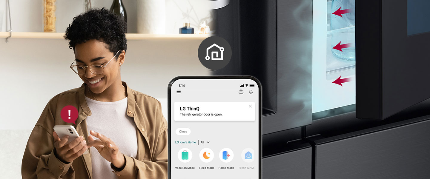 L’image sur la gauche montre une femme regardant son smartphone. L’image sur la droite montre que la porte du réfrigérateur est restée ouverte. Au premier plan des deux images, on voit l’écran du téléphone affichant les notifications de l’application LG ThinQ et l’icône de WiFi au-dessus du téléphone.