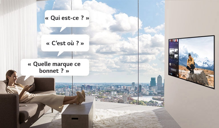 Une femme regarde le téléviseur et lui demande : « Qui est-ce ? », « C’est où ?» et « Quelle marque ce bonnet ? » 