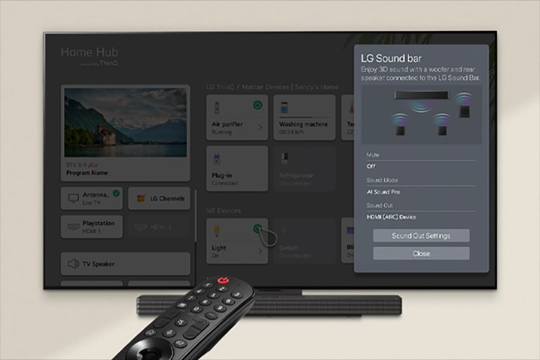 Télécommande LG pointant une LG TV au-dessus d’une LG Soundbar. LG TV affichant l’Interface WOW à l’écran.