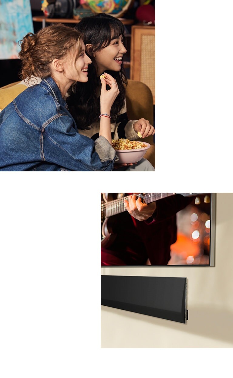 Deux femmes assises sur un canapé en train de manger du popcorn. Un gros plan en perspective latérale du coin inférieur droit d’une LG TV fixée à un mur et une LG Soundbar fixée au mur placée en dessous.