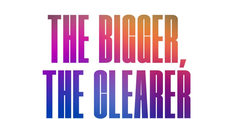 Les mots « PLUS GRAND, PLUS NET » sur un motif en dégradé de couleurs lumineuses allant du violet à la couleur pêche. 