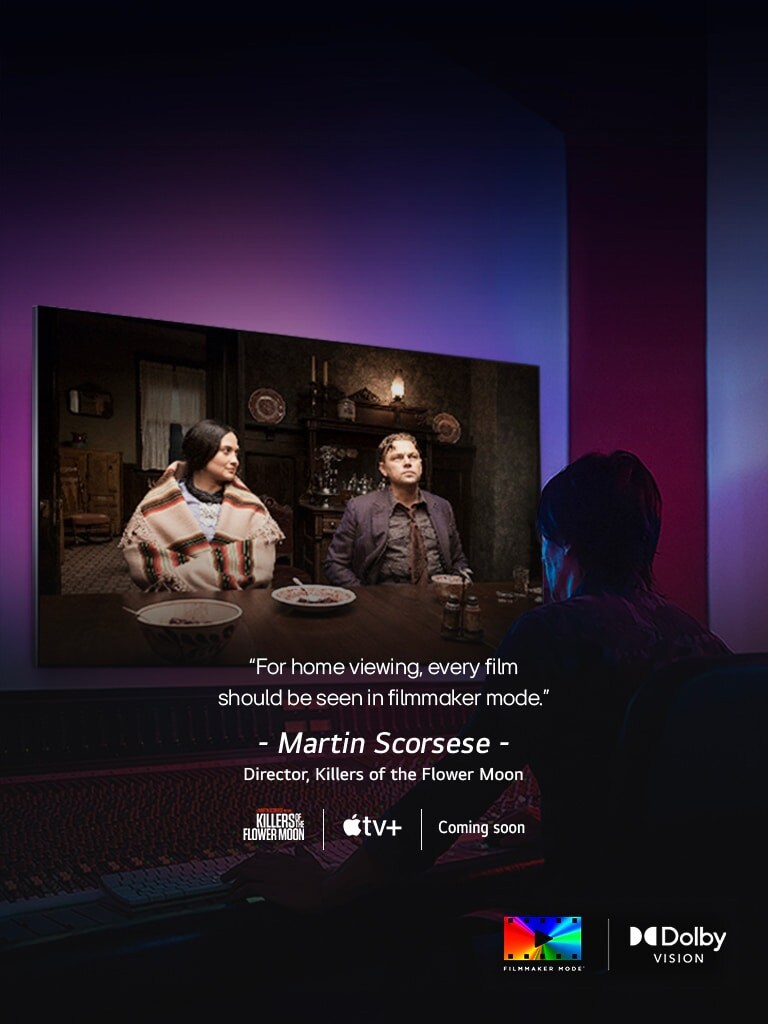 Un homme dans un studio de montage sombre regardant un téléviseur LG diffusant le film « Killers of the Flower Moon ». Le texte dans l’image dit : « Pour une séance à domicile, chaque film doit être vu en mode cinéaste. » suivi de Martin Scorsese, réalisateur, « Killers of the Flower Moon » en dessous. Le logo Killers of the Flower Moon, le logo Apple TV et les mots « Coming Soon » sont ci-dessous.