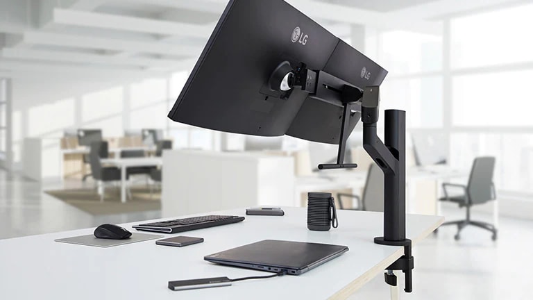 Le moniteur LG Ergo Dual pour la simplicité de l’installation et la flexibilité de l’espace de travail.