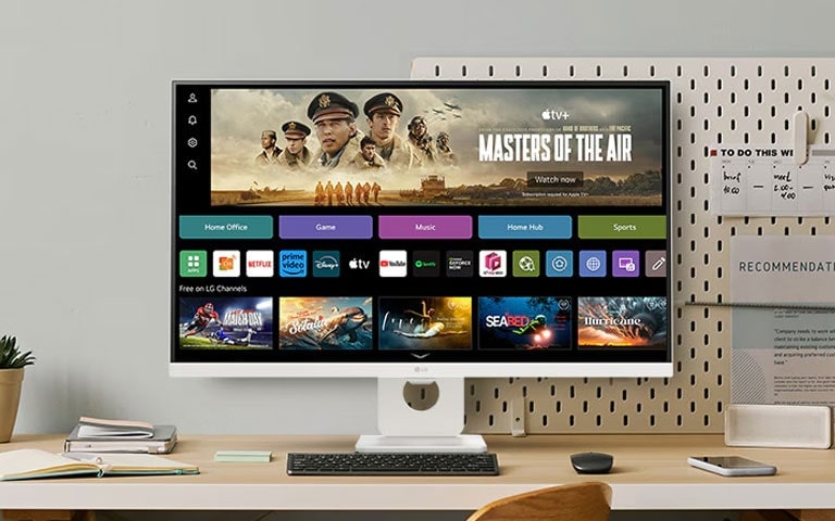 In de video is een smart-monitor op het bureau te zien, met een scherm dat overgaat van webOS, naar thuiskantoor, naar kantoor, naar muziek, naar games, naar fitness en naar sport.