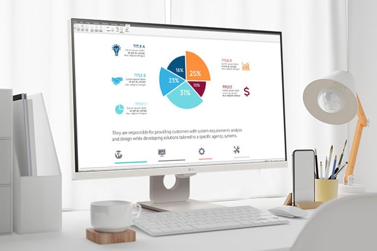 Sur la table, un moniteur intelligent affiche un document en cours de développement. Une tasse se trouve sur la gauche du moniteur, alors qu’un téléphone portable, un porte-crayon et un support sont sur sa droite.