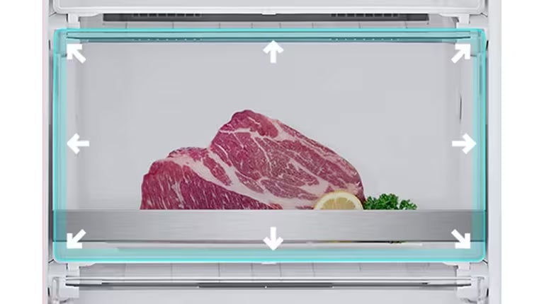 Gros plan sur une grande zone de congélation avec de gros morceaux de viande.