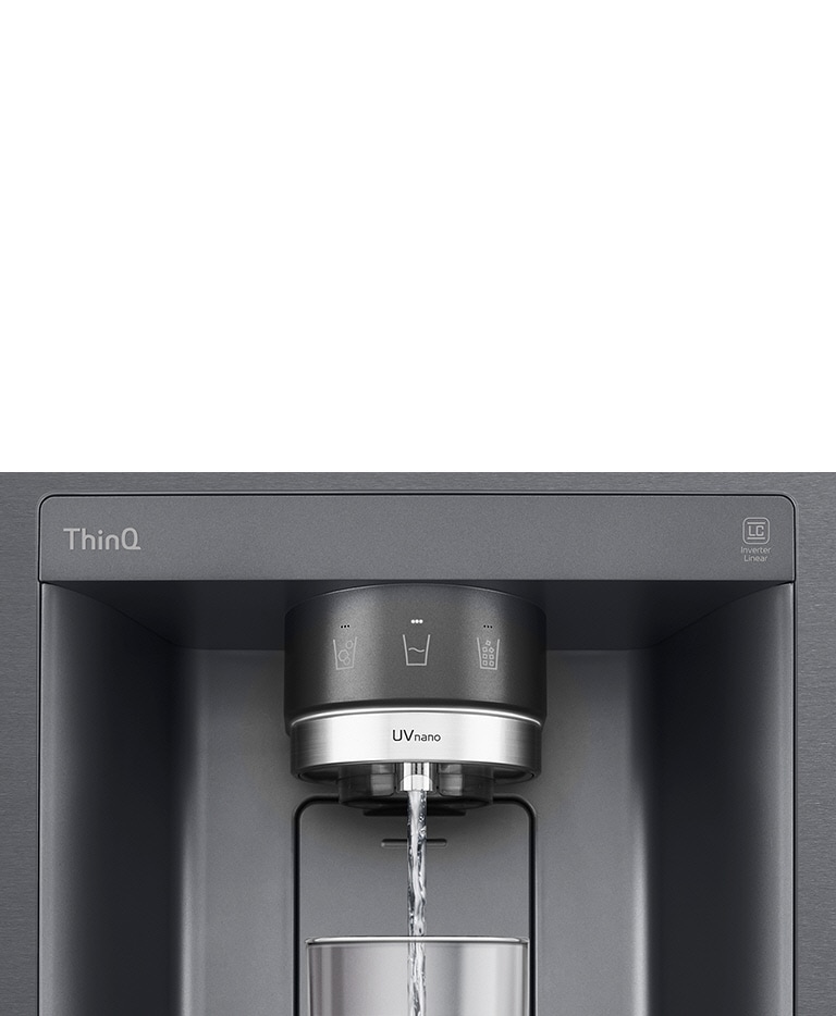 Une vidéo commence par un zoom sur le distributeur d’eau. L’extérieur du réfrigérateur devient clair et l’intérieur de la porte ainsi que les pièces mécaniques de la buse du distributeur peuvent alors être vus. La vidéo zoome davantage pour montrer les gouttelettes d’eau lorsqu’elles tombent à travers la partie UVnano de la buse, ce qui élimine les bactéries. La vue effectue un zoom arrière pour voir à nouveau l’extérieur du réfrigérateur pendant que l’eau est distribuée dans un verre.