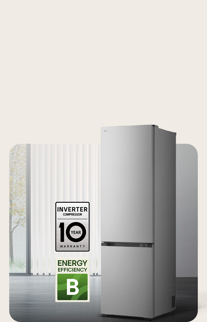 Le congélateur bas LG (gbbs726cpy) noir mat vu de face dans une pièce lumineuse avec stores verticaux, avec une garantie compresseur de 10 ans et des icônes d’efficacité énergétique A ci-dessous