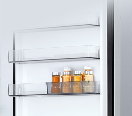 Intérieur du congélateur en bas du LG (GBBS726CPY) avec un mini-panier coulissant transparent pouvant contenir six petites bouteilles de sauce	