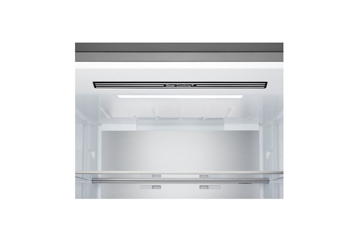 Congélateur bas LG (gbbw726cpy) installé encastré dans un grand mur beige chaud avec des flèches blanches pointant vers le haut et les surfaces avant