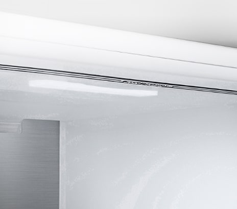 Gros plan sur un éclairage LED doux, répartissant efficacement la lumière dans tout le réfrigérateur et le rendant agréable pour les yeux.