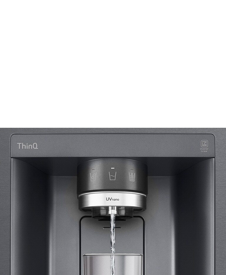 Une vidéo commence par un zoom sur le distributeur d’eau. L’extérieur du réfrigérateur devient clair et l’intérieur de la porte ainsi que les pièces mécaniques de la buse du distributeur peuvent alors être vus. La vidéo zoome davantage pour montrer les gouttelettes d’eau lorsqu’elles tombent à travers la partie UVnano de la buse, ce qui élimine les bactéries. La vue effectue un zoom arrière pour voir à nouveau l’extérieur du réfrigérateur pendant que l’eau est distribuée dans un verre.