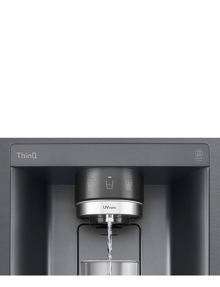 Une vidéo commence par un zoom sur le distributeur d’eau. L’extérieur du réfrigérateur devient clair et l’intérieur de la porte ainsi que les pièces mécaniques de la buse du distributeur peuvent alors être vus. La vidéo zoome davantage pour montrer les gouttelettes d’eau lorsqu’elles tombent à travers la partie UVnano de la buse, ce qui élimine les bactéries. La vue effectue un zoom arrière pour voir à nouveau l’extérieur du réfrigérateur pendant que l’eau est distribuée dans un verre.