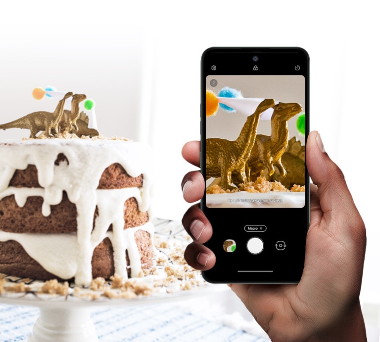 Un smartphone qui photographie un gâteau.