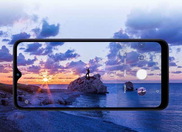 Un smartphone prenant en photo un homme regardant la plage au crépuscule