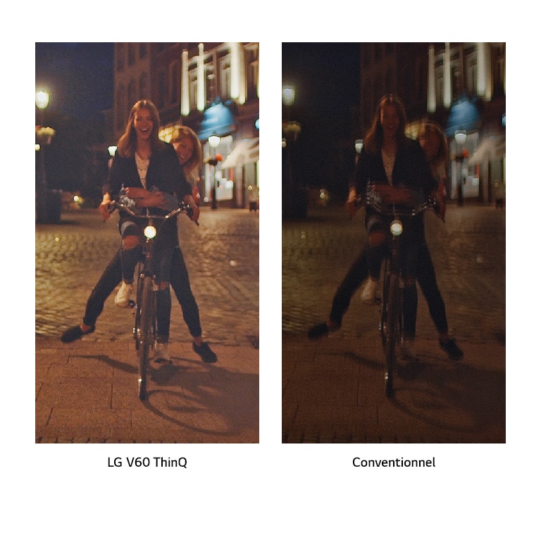 Deux filles faisant du vélo dans la rue la nuit.