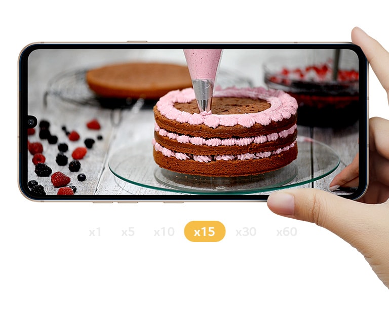 Une vidéo de recette de gâteau lue sur l’écran du smartphone.