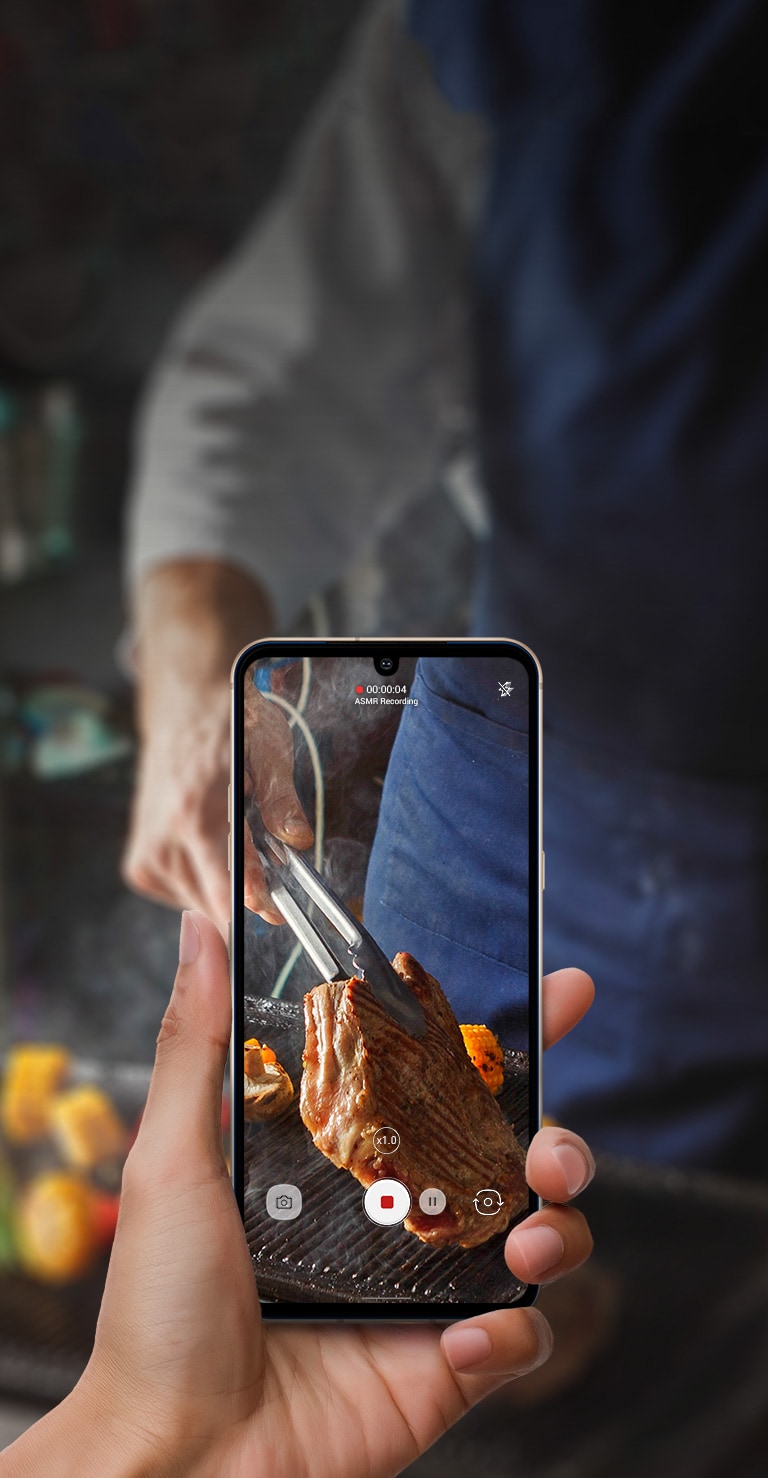 Une situation où un steak est tourné sur un barbecue avec l’enregistrement ASMR sur le LG V60 THinQ.