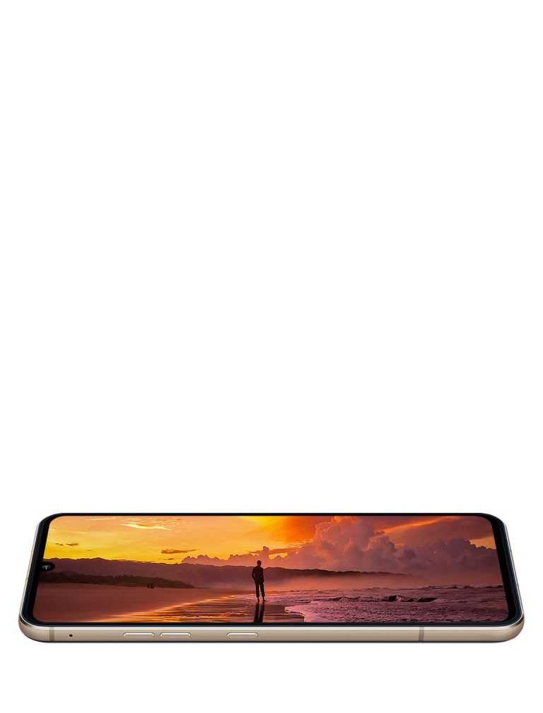 Un coucher de soleil devant la mer affiché sur l’écran du smartphone.